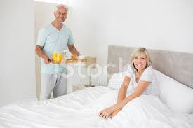Find your favourite bed and breakfast. Mann Das Frau Fruhstuck Im Bett Stockfotos Freeimages Com