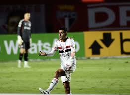 A zaga da chapecoense se atrapalha e raniel fica na cara do gol. Tbb 3q13y2ckem
