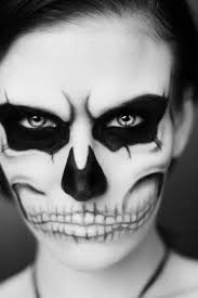 Halloween Schminke Als Zombie Auf Der Halloween Party Halloween Gesicht Schminken Schminken Halloween Halloween Schminkideen