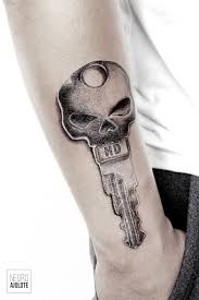 Fully editable vector illustration (editable eps) of vintage biker skull with wings and pistons emblem on black backg. Tattoo Uploaded By Negro Ajolote Skulltattoo Skull Tattoodesign Harleydavidson Keytattoo 846275 Tattoodo