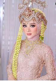 Gayatri wedding menyediakan jasa rias pengantin adat maupun modern, didukung oleh tenaga rias yang sudah berpengalaman dibidangnya, dengan harga yang terjangkau serta memiliki kwalitas yang terbaik dan didukung dengan koleksi baju yang terkini yang sesuai. 150 Ide Wedding Hijab Pengantin Pengantin Wanita Pakaian Pernikahan