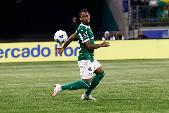 Bastidores do Palmeiras: venda de Allan força Abel a repensar linha de três zagueiros.