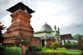 Di dalam bahasa melayu atau bahasa indonesia, dua konsep atau nama yang berhubungan dengan ketuhanan, yaitu: Ini Dia Warisan Kultural Wali Songo Yang Jadi Media Dakwah Penyebaran Ajaran Islam