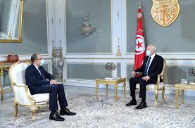 وصل الرئيس التونسي، قيس سعيد، صباح اليوم الاثنين، إلى شارع الحبيب بورقيبة حيث يحتفل تونسيون بقرارات إقالة رئيس الحكومة وتعليق سلطات البرلمان. ØªÙˆÙ†Ø³ Ù‚ÙŠØ³ Ø³Ø¹ÙŠ Ø¯ ÙŠØ¤ÙƒØ¯ Ø¥ØµØ±Ø§Ø±Ù‡ Ø¹Ù„Ù‰ Ù…ÙƒØ§ÙØ­Ø© Ø§Ù„ÙØ³Ø§Ø¯ ÙˆØ¹Ø¯Ù… Ø§Ù„ØªØ³Ø§Ù…Ø­ Ù…Ø¹ Ø£ÙŠ ÙƒØ§Ù† Rt Arabic