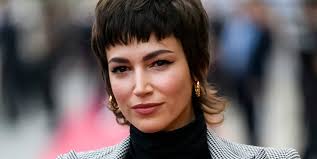 Il taglio medio della ragazza nella foto vuole enfatizzare la mancanza di volume del . Tagli Capelli Corti 2022 Il Mixie E Il Taglio Donna Da Provare