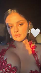 12 September: Selena shared new pics and a video via Instagram stories on  her way to VMA