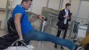 В декабре молодой оппозиционер принимает участие в выборах депутатов мосгордумы, где представляет партию «яблоко». Navalny Attacked With Sausages At Moscow Airport