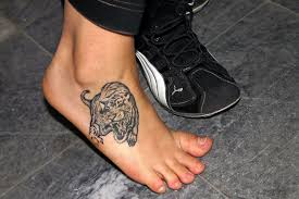 Ein verstauchter knöchel kann durch laufen oder gehen auf unebenem gelände, das tragen von schuhen mit hohen absätzen, das heben von schweren. Tattoo Fur Fuss Und Knochel Gute Ideen Und Tipps