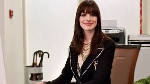 Al centro della trasformazione di cui è protagonista nel film c'è proprio un taglio di capelli che prevede la frangia più di tendenza questo . La Maxi Frangia Di Anne Hathaway In Il Diavolo Veste Prada E Tornata E Fa Tendenza La Repubblica