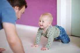 Diese bewegung hilft ihr, die muskeln zu stärken, die sie benötigt. Krabbeln Motorische Entwicklung Beim Kinderarzt Medizinisches Baby Swissmom Ch