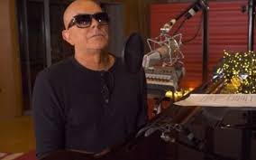 Pedro machado abrunhosa (born 20 december 1960) is a portuguese singer, songwriter, musician and composer. Pedro Abrunhosa Cantor Tera Desistido Da Compra Da Tvi Nova Gente