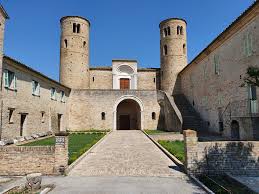 L'edificio mostra analogie con modelli architettonici bizantini giustinianei a pianta centrale e ottagonale. San Claudio Soffocata Dai Suoi Amici Before Chartres