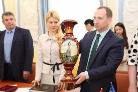 Игорь райнин принял участие в возложении цветов к памятнику независимости украины. Svetlichnaya Proshaetsya No Ne Uhodit Poka By Henry Medium