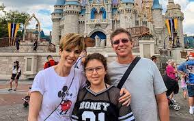 A apresentadora ana furtado compartilhou uma nova foto romântica ao lado do marido, o diretor boninho. Ana Furtado Vibra Por Companhia De Boninho E Da Filha Em Visita A Disney Quem Quem News