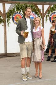 Gegen 16.30 uhr am samstag, als manuel neuer in der münchner allianz arena verletzt auf der tribüne sitzt und sich. Manuel Nina In Love So Schon War Die Neuer Hochzeit Promiflash De