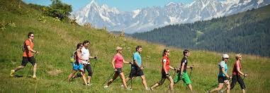 groupe de personnes marchant en montagne