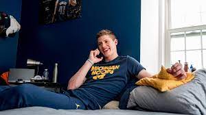 Franz wagner umarmte im goldfarbenen anzug seine mutter beate und schickte via handy grüße an bruder moritz richtung japan. Los Angeles Lakers Moritz Wagner In Der Nba Ein Besuch In La Stern De