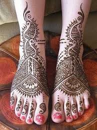 Henna merupakan salah satu nama tanaman paling tua yang digunakan sebagai kosmetika. 13 Inspirasi Henna Kaki Yang Menawan Hati Demi Sucinya Pernikahanmu Nanti