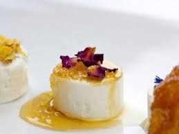 Uberbackener Ziegenkase Mit Honig Ziegenkase Uberbacken Ziegenkase Snack Rezepte