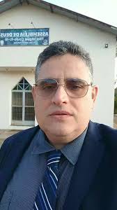 Pr Joedson e irmã Gerusa cantando o HC 241