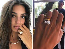 En sudamérica se puede decir que en general el anillo se coloca en la mano izquierda, aunque existen excepciones, en venezuela la mujer utiliza el anillo en la mano izquierda mientras que el hombre lo toma en la mano derecha. En Que Mano Va El Anillo De Compromiso Y Matrimonio