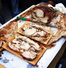 Sfilate la porchetta dallo spiedo, tagliatela a tranci e sistematela nel piatto di portata con il suo sugo e della polenta tenera. Porchetta Definition Und Synonyme Von Porchetta Im Worterbuch Italienisch