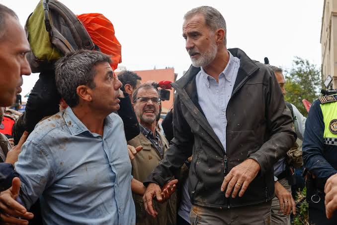 La tensa visita de los reyes, Sánchez y Mazón a Paiporta, en cinco momentos
