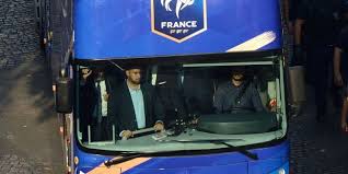 Arriv e 9 3 6 4 7 23 07 2020 parislongchamp prix de la v nus de paris grand prix des femmes jockeys plat avec france24turf abonnez vous et recevrez un code secret vip qui vous permettra de voir les six pronostic abonnes vip. Champs Elysees Que Faisait Alexandre Benalla Dans Le Bus De L Equipe De France