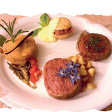 Mettete lo zampone in acqua fredda la sera precedente, così che possa ammorbidirsi e dissalarsi adeguatamente. Degustazione Del Cotechino E Zampone Modena Igp Modena Igp