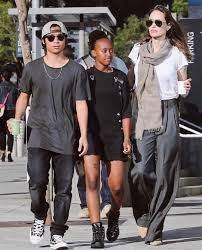 Angelina jolie mit ihren sechs kindern: Mi Piace 2 753 Commenti 24 Angelina Jolie Trippyjolie Su Instagram Angelina Jolie Angelina Jolie Children Jolie Pitt