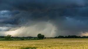 Ein tornado hat am donnerstag im südosten tschechiens eine spur der verwüstung hinterlassen. Heftige Unwetter Uber Deutschland Tote In Ungarn Und Tschechien The Weather Channel Artikel Von The Weather Channel Weather Com