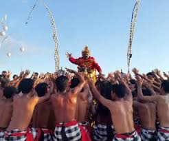 Dalam bidang seni pertunjukan pengaruh kebudayaan hindu memunculkan berbagai bentuk seni tari maupun seni drama tradisional yang masih lestari hingga • tari klono topeng dan tari gunung sari, di jawa tengah. Seni Tari Pengertian Unsur Dan Contoh Haloedukasi Com