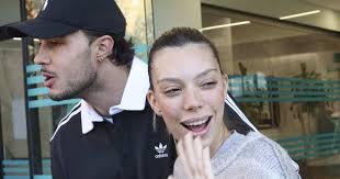 Alejandra Rubio recibe el alta tras dar a luz a su primer hijo con Carlos Costanzia: la primera persona que ha ido a visitarles a casa