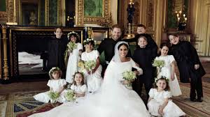 Il est signé de la main de la reine, d'un elizabeth r, le r renvoyant à regina, reine en latin. Les Photos Officielles Du Mariage Royal