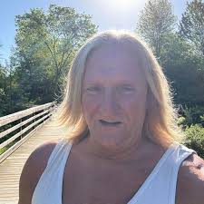 These three items are new and factory sealed. The buyer will receive all  three jigsaw puzzles, Star Wars themed. Two of them have 1000 pieces and  one has 500 pieces. Each puzzle