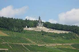 Zu seinen füßen befinden sich die weinlagen des rüdesheimer berges. Quermania Hessen Rudesheim Am Rhein Niederwalddenkmal Germania Statue Mittelrhein Taunus Sehenswurdigkeiten Urlaub Und Ausflugsziele