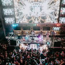 The complex has a little bit of everything from sports watching, the biggest tv you'll ever see, a good array of dishes, cocktails, drinks, and even a mechanical bull. Nye Live At The Battery Atlanta 31 Dec 2019