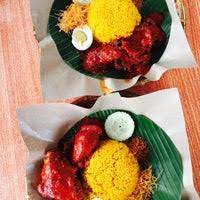 Tumis 2 ulas bawang putih yang dihiris nipis hingga kekuningan. Nasi Kuning Tawau Kota Kinabalu Sabah