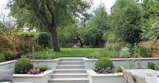 Terrassierter Garten Zum Teil Mit Betonplatten Belegt Abschussiger Garten Garten Garten Landschaftsbau