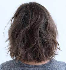 Casual Feathered Brunette Bob In 2020 Messy Bob Hairstyles Bob Hairstyles Long Bob Hairstyles
