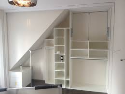 Schrank bauen schräge begehbarer kleiderschrank selber bauen in dachschräge eine dachschräge ist geradezu ideal für einen begehbaren schrank foto artazum shutterstock begehbarer kleiderschrank. Schlafzimmer Schrank Unter Der Schrage Einer Gaube Stauraumfabrik