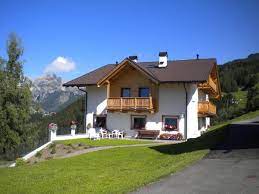 La nostra casa si trova nel centro del paese in una bellissima posizione, tranquilla e soleggiata. Appartamenti Prensanueva Santa Cristina Val Gardena