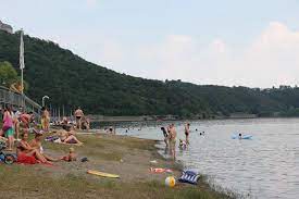 Ob die kleinen nur vorsichtig ihren fuß in den edersee halten oder der aktive urlauber bei einer wanderung durch die einzigartigen steilhänge die natur unserer region. Wo Baden Sie Am Liebsten In Der Region Korbach