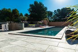 le contemporain avec le travertin gris pour un effet mineral ici travertin en 5 cm d epaisseur mais existe en plusieurs travertin piscine carrelage piscine