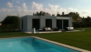 Joaquín torres, en el salón de este chalet, de 114 m2, tres dormitorios, cocina, dos baños y cuarto de lavado. Decoarq Arquitectura Decorativa