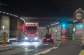 Ein auto war frontal in einen laster gerast. Schweiz Frontalzusammenstoss Im Gotthard Tunnel Panorama Stuttgarter Zeitung