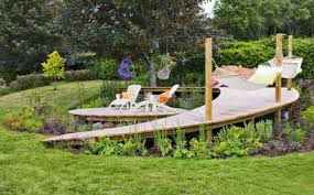 Allee d entree cours 101 et choix des materiaux. Amenagement Jardin En Pente Douce Comment Profiter Du Declin Du Terrain