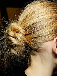 Wenn man über mindestens schulterlange haare verfügt, dann kann man ohne große probleme eine hochsteckfrisur selber machen. The Messy Bun Anleitung Fur Kurzes Bis Schulterlanges Haar Stylight
