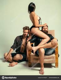 Sexy Mulher Nua Amor Com Dois Homens Barbudos Bonitos Jogos — Foto ©  Tverdohlib.com 641453210