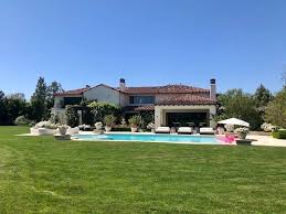 View pictures of khloe kardashian's house in calabasas, ca. Khloe Kardashian Sells Mansion For Record Price For 15 5 Million